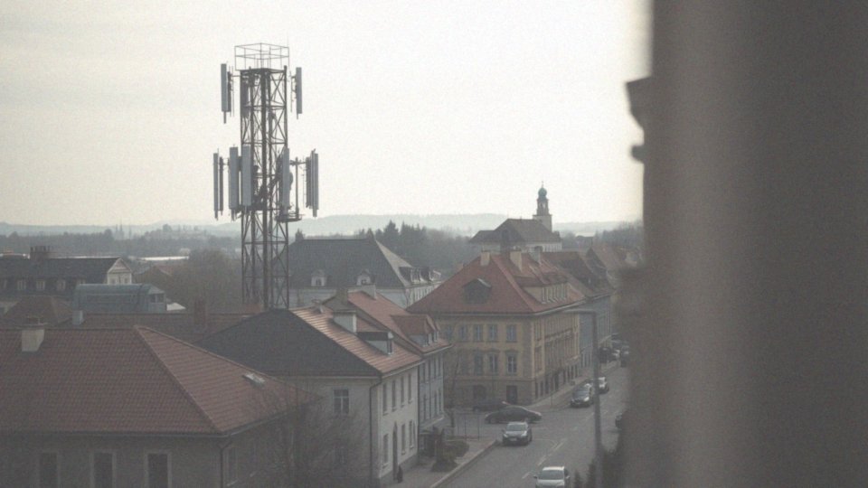 Jakie są różnice między technologią EDGE a innymi standardami transmisji danych?
