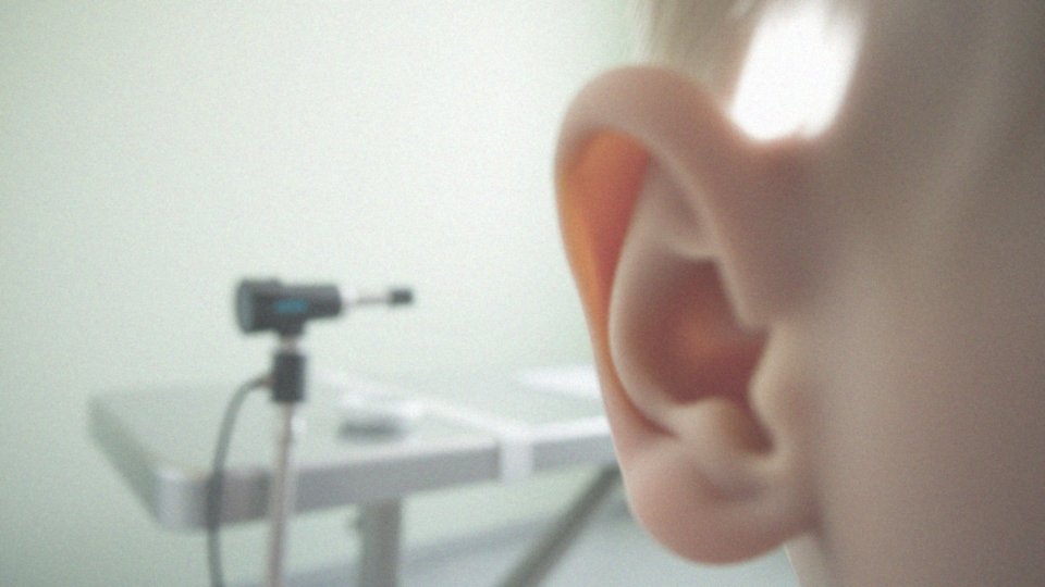 Jakie konsekwencje może mieć nadmiar woskowiny w uchu dziecka?