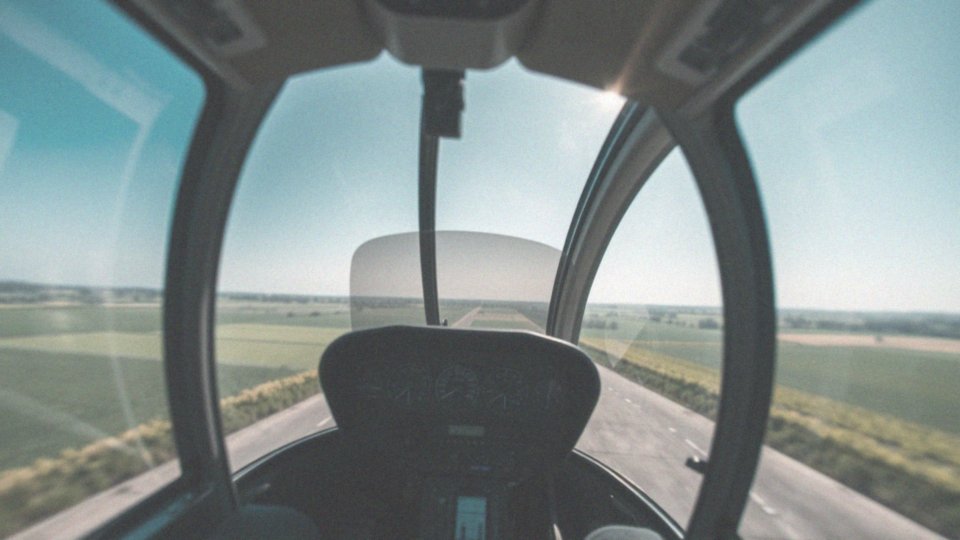 Jak różnią się zarobki pilotów śmigłowców w zależności od doświadczenia?